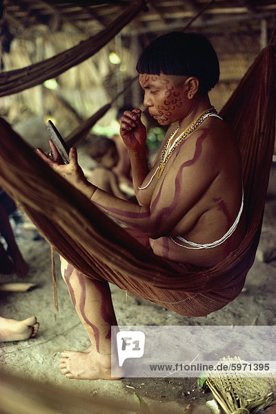 Yanomami indische Frauen mit Spiegel  Gemälde  ihr Gesicht  Brasilien  Südamerika