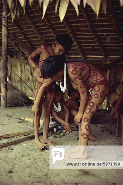Yanomami indische Mädchen malen einander  Brasilien  Südamerika