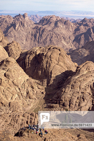 Christliche Pilger am Gebet in der Granit-Landschaft der Berg Sinai und Berg Moses  Ägypten  Nordafrika  Afrika