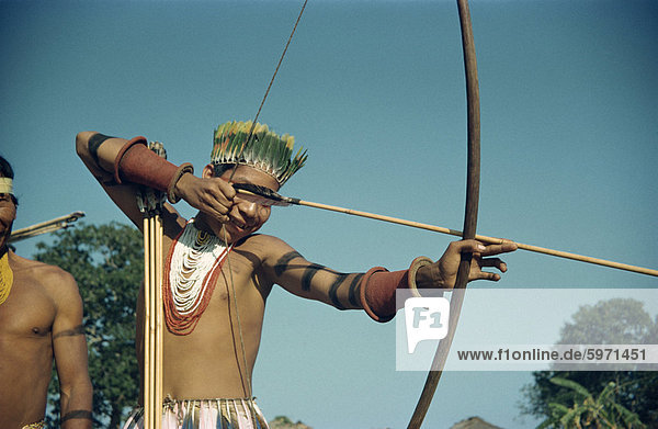 Bildnis eines indischen Karaja-Knaben mit Pfeil und Bogen bei Bananal  Brasilien  Südamerika