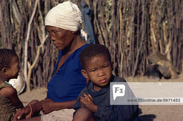 Zwei junge Kinder mit Mutter  Kalahari  Botswana  Afrika