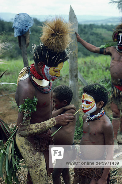 Kleiner Junge mit seinem Gesicht gemalt für traditionelle Zeremonie  Hul Singsing  Papua-Neuguinea  Pazifik-Inseln  Pazifik