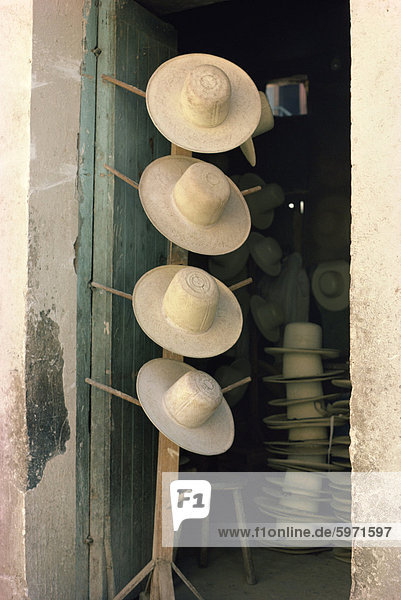 Hüte für Verkauf  angezeigt am Stand außerhalb laden  in der Nähe von Cochabamba  Bolivien  Südamerika