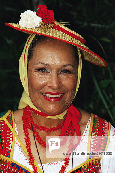 Porträt einer Frau tragen traditionellen Kleidung während Fronleichnam Feier La Orotava Teneriffa Kanarische Inseln Spanien Atlantik Europa La Orotava