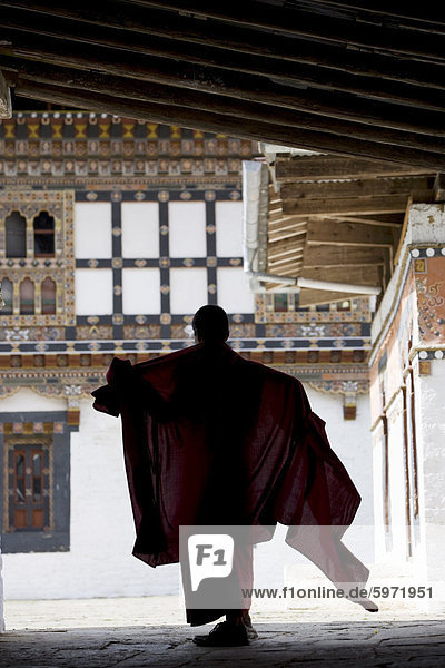 Buddhistischer Mönch  Tongsa Dzong  Trongsa  Bhutan  Asien