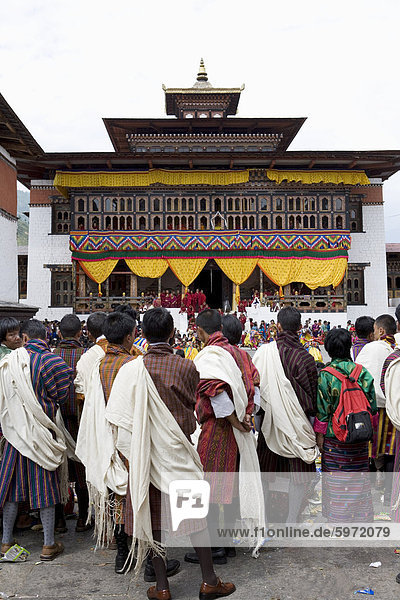Bhutanese men in traditional dress  Buddhist festival (Tsechu)  Trashi Chhoe Dzong  Thimphu  Bhutan  Asia