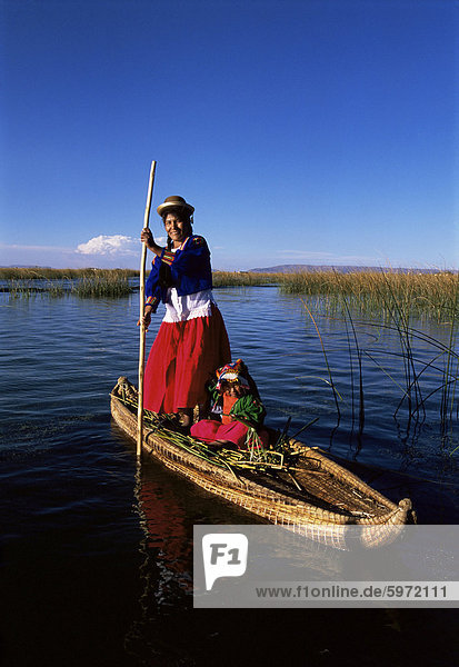 Uros Inderin und traditionellen Reed Boot  Islas Flotantes  Titicacasee  Peru  Südamerika