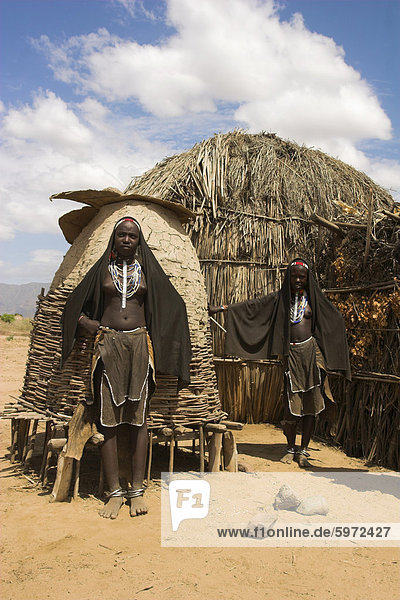 Außenaufnahme stehend Frau Wohnhaus Afrika Äthiopien