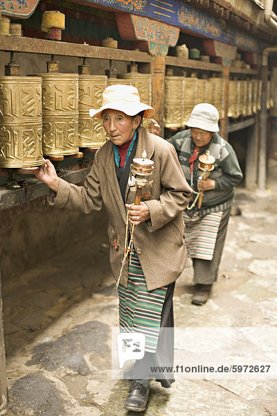 Frauen Schaltung den inneren Jokhang-Tempel  zu Fuß die Circumambulation Weg (Nangkhor)  Jokhang-Tempel  Barkhor  Lhasa  Tibet  China  Asien