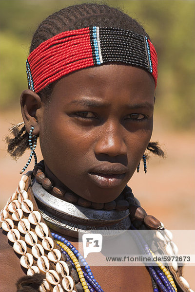 Hamer Dame tragen traditionelle Ziege Haut Kleid verziert mit Cowie Schalen  Wahab(3) Dorf  Turmi  niedrigere Omo-Tal  Äthiopien  Afrika