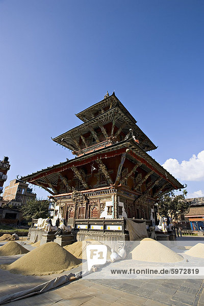 Haufen von Getreide vor der Triple überdachte Pagode des Tempels Rato Machendranath  Patan  Kathmandu  Nepal  Asien