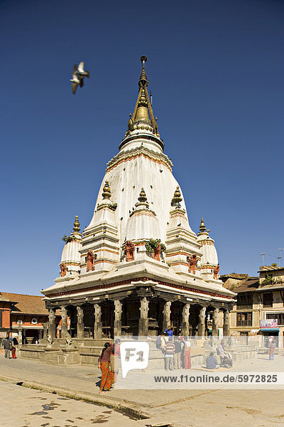 Shikra (Shikara) Stil Tempel  die die Winterresidenz von der Rato Machendranath  eine geschnitzte Figur der hinduistischen Gottheit  Bungamati  Kathmandutal  Nepal  Asien