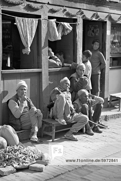Alte Männer und jungen außerhalb ein Café  Bhaktapur  Kathmandu-Tal  Nepal  Asien