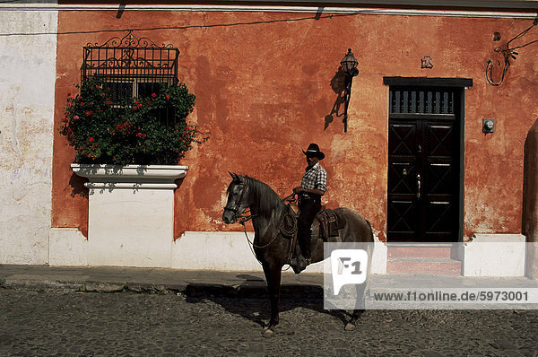 Mann Wand frontal streichen streicht streichend anstreichen anstreichend Mittelamerika typisch Guatemala