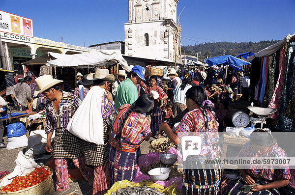 Frauen in traditioneller Kleidung in anstrengenden Dienstag Markt  Solola  Guatemala  Zentralamerika