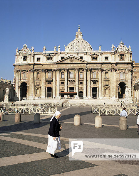 Nonne in St. Petersplatz  Vatikan  Rom  Latium  Italien  Europa