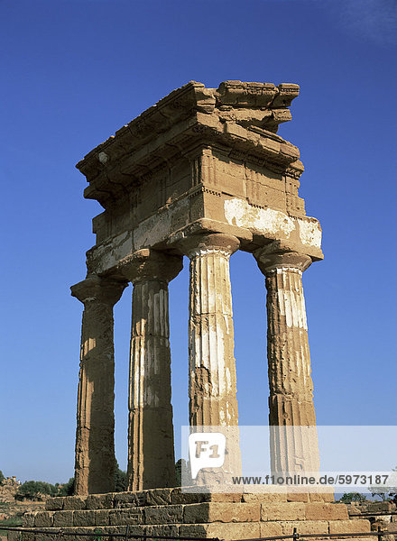 Tempel des Castor & Pollux  rekonstruiert in der 19. Vierteljahrhundert aus mehr als einem Tempel  Agrigento  Sizilien  Italien  Europa