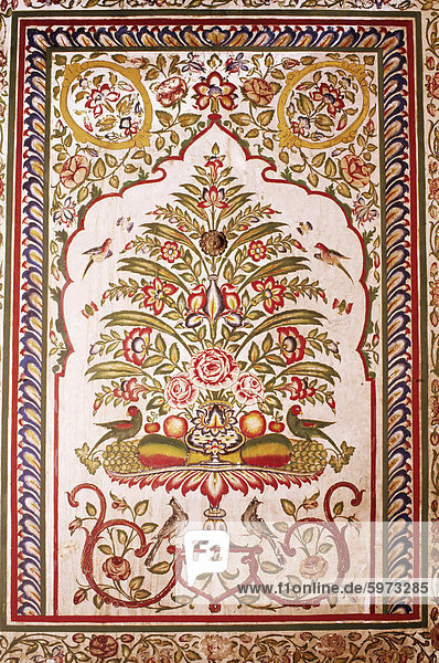 Detail der Wandmalerei im Speisesaal  das dekorative Schale mit Blumen und Früchten  Samode Haveli  Gangapol Bezirk  Jaipur  Rajasthan Zustand  Indien  Asien