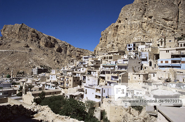 Christliche Dorf von Malula  unter Kalkstein Klippen  Syrien  Naher Osten