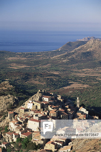 Blick von oben auf das Dorf Spéloncato in der Briagne Region  Korsika  Mittelmeer  Europa