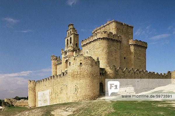 Aussicht auf die Burg  Turegano  Segovia Provinz Kastilien-Leon  Spanien  Europa