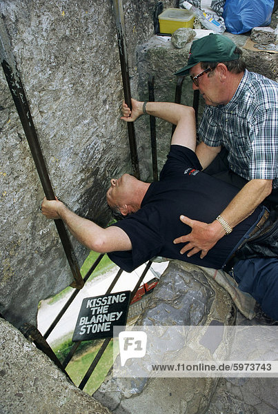 Küssen den Blarney Stone  County Cork  Munster  Eire (Irland)  Europa