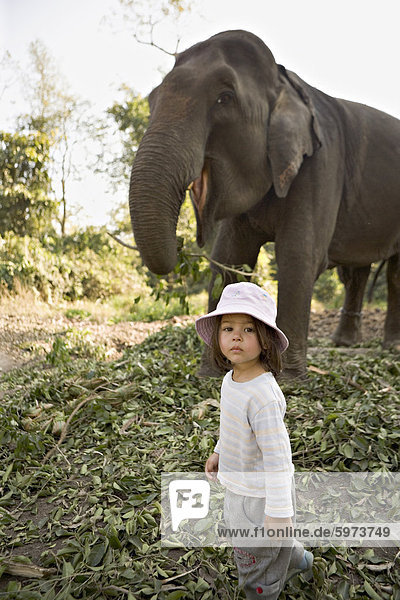 Zwei Jahre altes Mädchen und die Elefanten  die ihr auf Safari  bei der Island Jungle Resort Hotel  Chitwan Nationalpark  Terai  Nepal  Asien nehmen