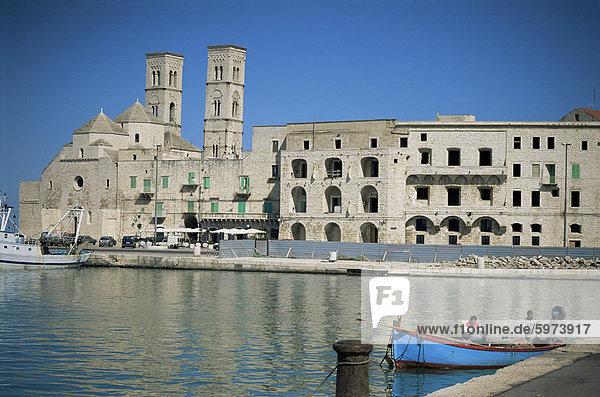 Blick über den Hafen zum Duomo Vecchio  Molfetta  Apulien  Italien  Mittelmeer  Europa