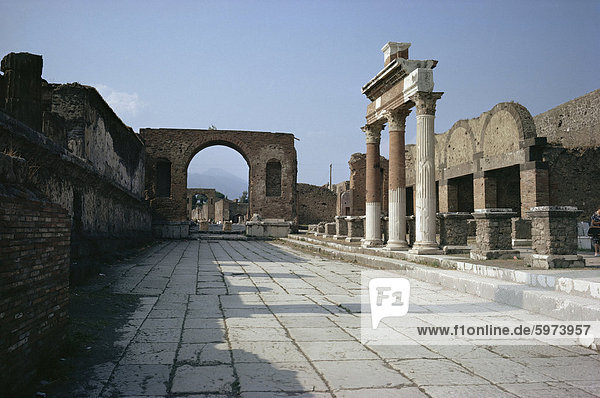 Nordostecke des Forum und Bogen des Tiberius  Pompeji  UNESCO World Heritage Site  Kampanien  Italien  Europa