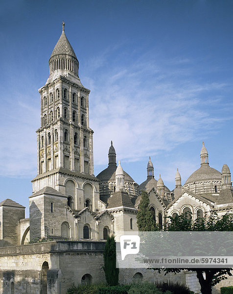 Turm und Kuppeln von St. Front  Perigueux  Aquitaine  Frankreich  Europa