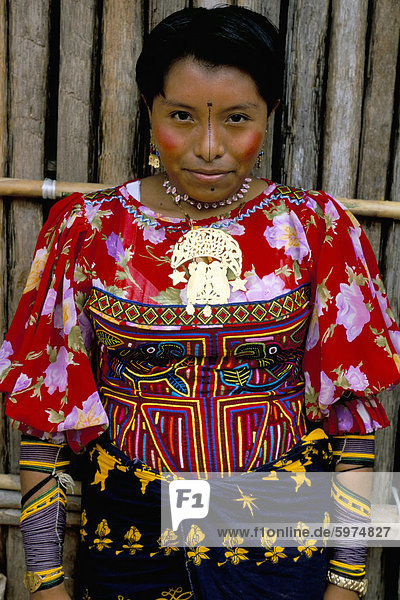 Porträt einer Cuna Inderin  Rio Sidra  Dorf von Namardua  San Blas Inseln  Panama  Mittelamerika