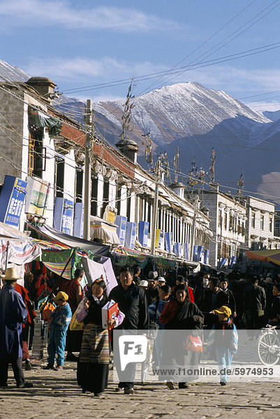 Einkaufsstraße im neuen chinesischen Landkreis  Lhasa  Tibet  China  Asien