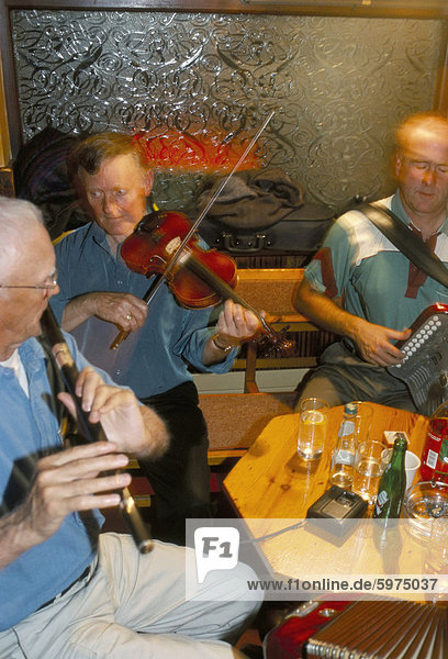 Musiker in der Kneipe m.j. Hoban  Wesport  County Mayo  Connacht  Eire (Irland)  Europa
