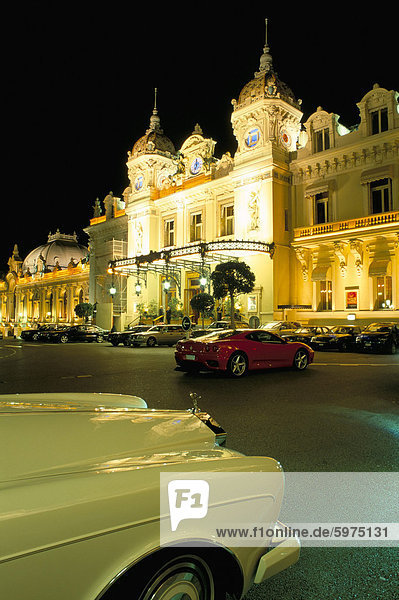 Rolls-Royce und Ferrari parkte vor dem Casino bei Nacht  Monte Carlo  Monaco  Mittelmeer  Europa