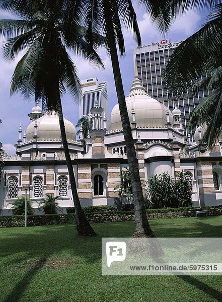 Masjid Jamek  indischen Stil islamische Moschee von 1909  und im Hintergrund  die Maybank  Hongkong Bank Türme  Kuala Lumpur  Malaysia  Südostasien  Asien