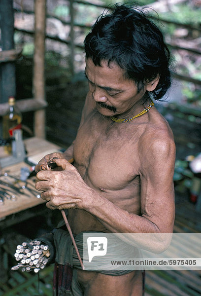 Penan Mann machen Blasrohr Dart  Mulu-Expedition  Indonesien  Asien