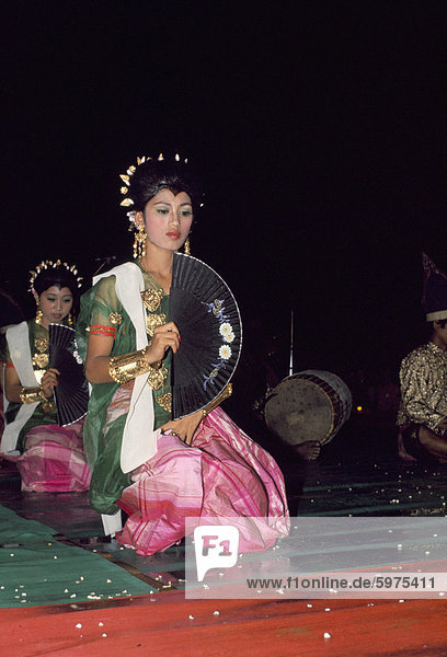 Tänzer beim folk-Festival  Wakassar  Süd-Sulawesi  Indonesien  Südostasien  Asien