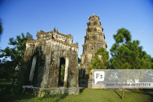 21 M achteckigen Turm der Thien Mu-Pagode durch den Parfüm-Fluss in der Nähe von Hue  Vietnam  Indochina  Südostasien  Asien