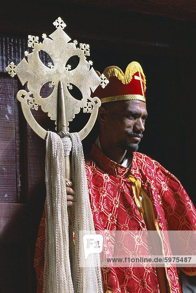 Porträt eines Mannes mit einem christlichen Symbol  Bieta Golgotha  Lalibela  Wollo Region  Äthiopien  Afrika