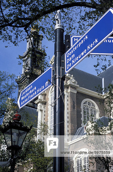 Nahaufnahme der Wegweiser für die wichtigsten Sehenswürdigkeiten entlang Kanal  Amsterdam  Niederlande (Holland)  Europa