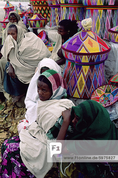 Frauen in Korb-Arbeitsmarkt  Axoum (Axum) (Aksum)  Tigre Gebiet  Äthiopien  Afrika