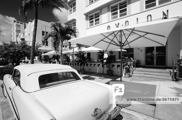 50er Jahre Auto außerhalb der Avalon Hotel  South Beach  Miami Beach  Florida  USA