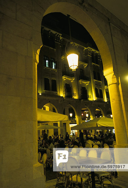 Cafés in der Nacht  Place d'Etoile  Beirut  Libanon  Naher Osten