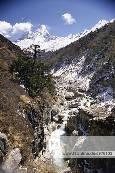 Tal in den Bergen  Everest Gebiet  Himalaya  Nepal  Asien