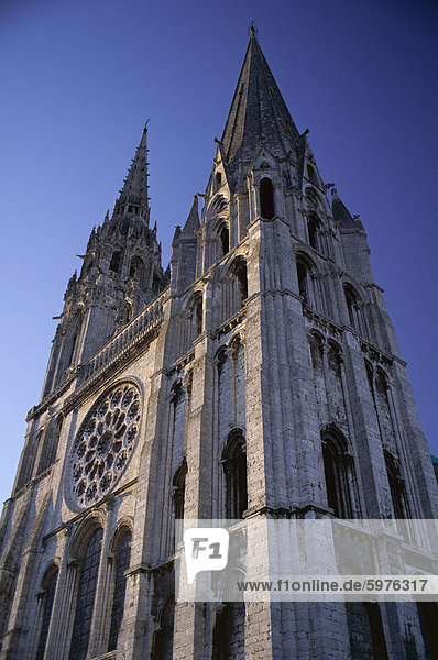 Das äußere der christlichen Kathedrale Chartres  UNESCO Weltkulturerbe  Eure et Loir  Centre  Frankreich  Europa
