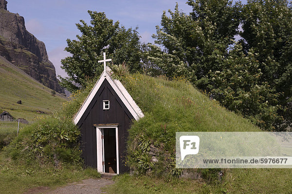 Kleine Kirche bei Nupsstadur  unter Lomagnupur Klippen  datierend aus dem 17. Jahrhundert  in der Obhut des National Museum of Iceland  South Island  Island  Polarregionen