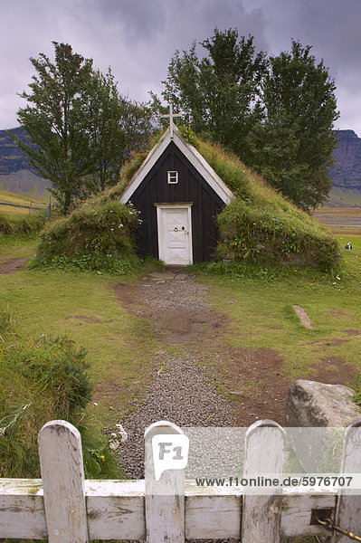 Kleine Kirche bei Nupsstadur  unter Lomagnupur Klippen  datierend aus dem 17. Jahrhundert  in der Obhut des National Museum of Iceland  Südisland  Polarregionen