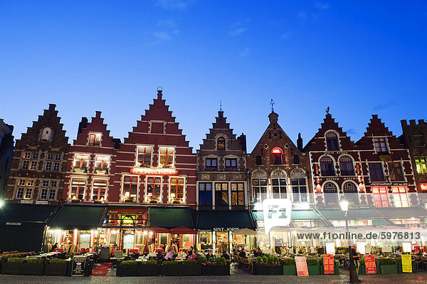 Markt (Marktplatz) beleuchtet bei Nacht  Altstadt  UNESCO Weltkulturerbe  Brügge  Flandern  Belgien  Europa