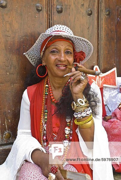 Frau Rauchen einer Zigarre  Havanna  Kuba  Westindische Inseln  Karibik  Mittelamerika