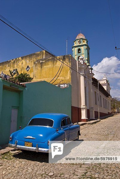 Amerikanische Oldtimer in den gepflasterten Straßen von Trinidad  Kuba  Westindische Inseln  Karibik  Mittelamerika